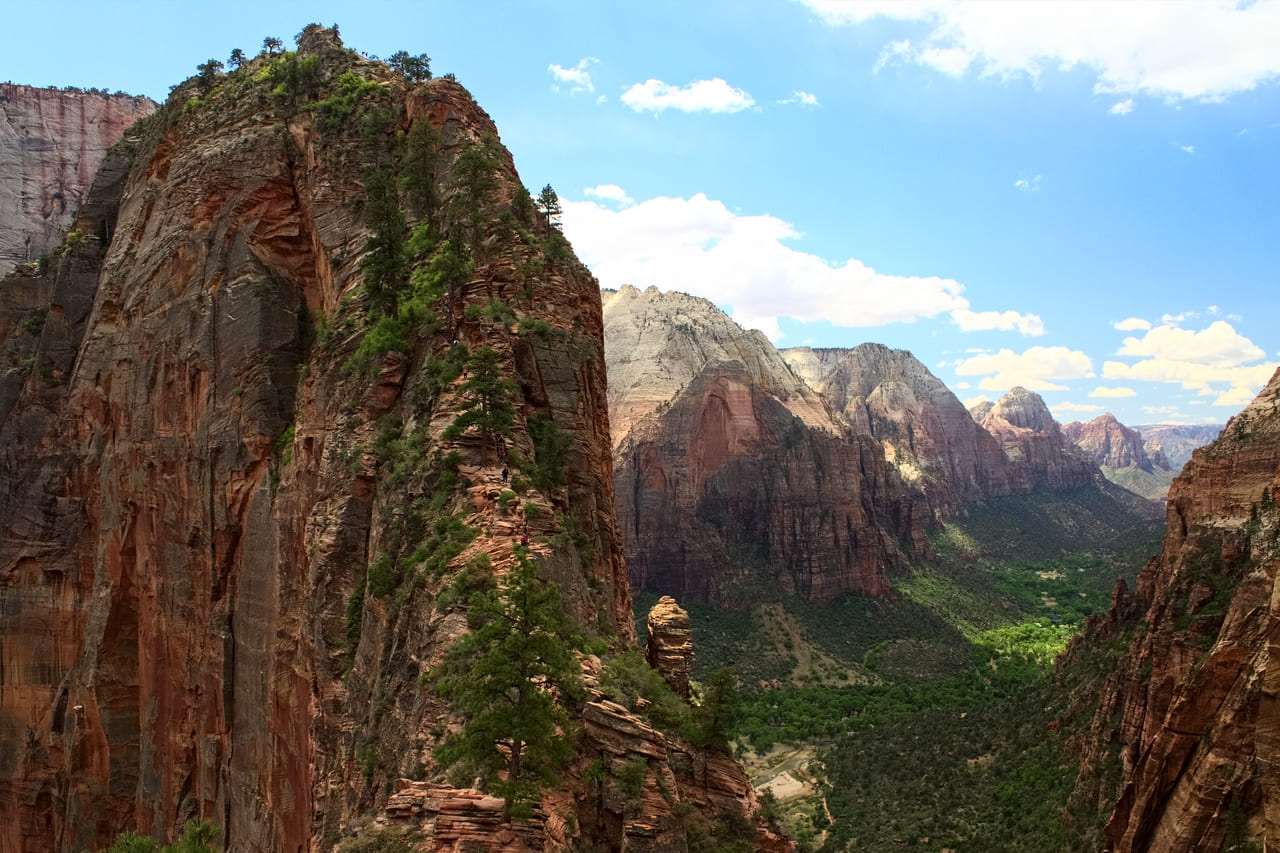 The Grotto and Angel's Landing - Photo by Nicolas Vollmer from Munich [Allemagne], CC BY 2.0, via Wikimedia Commons